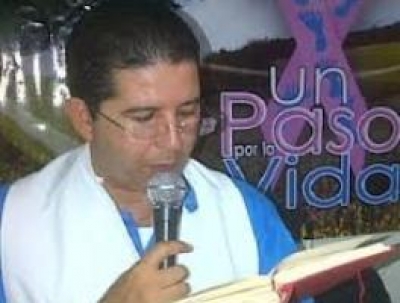 Sacerdote Antonio Villavicencio, creador de la Fundación Un Paso Por la Vida.