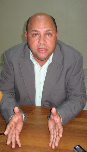 El periodista Jorge Ramos, acusó a Tineo de perseguir en Telecentro el programa "Ha llegadom la hora" que Féliz Vinicio Lora, transmitia por el canal 13. 