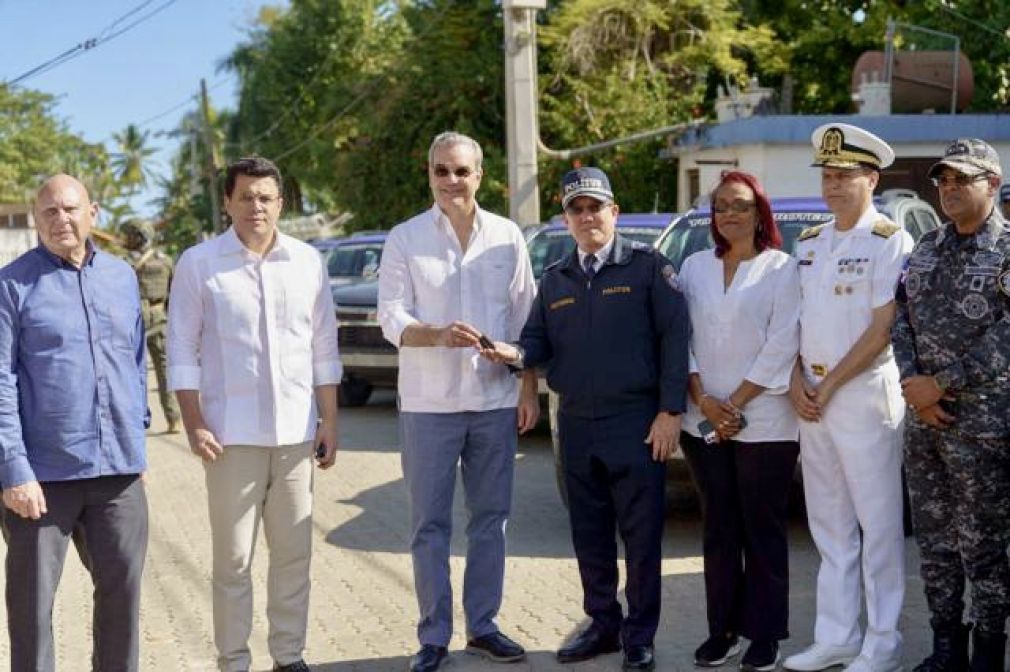 El presidente Luis Abinader entrega la llave de una de las 50 camionetas para reforzar la seguridad de los polos turísticos previo a la inauguración de la plaza de vendedoras de Las Galeras.