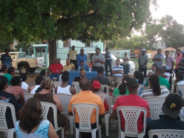 Aspirante a alcalde recibe respaldo residentes del sector Villa Estela en Barahona