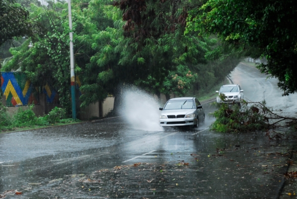 Con las tormentas ocasionales y aguaceros suelen obstaculizarse el drenaje pluvial, creando pequeñas inundaciones en las calles y avenidas de la Ciudad Capital.