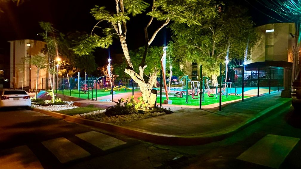 El parque cuenta con diversos juegos para la recreación de la comunidad infantil.