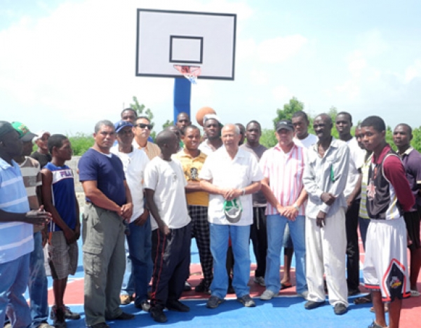 PROCOMUNIDAD reconstruyó la cancha baloncesto y voleibol  de la comunidad de Bombita en Canoa.