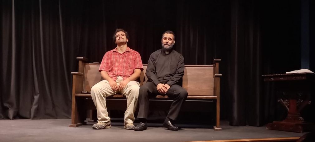 José Roberto Jovany Pepín (Dante) y José Roberto Diaz (Padre Pedro)) en una escena del montaje realizado en Teatro Lope de Vega, emprendimiento de Gianny Paulino en Novo Centro.