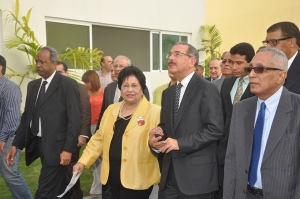 El presidente de la República, Danilo Medina, recorre junto a funcionarios las instalaciones del Instituto Técnico Superior Comunitario en la comunidad de San Luis, en Santo Domingo Este.