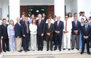 Las autoridades de Moca, recibieron frente ayuntamiento alcalde de Fort Myers, al centro con corbata roja, a la su izquierda Remberto Cruz alcalde de Moca