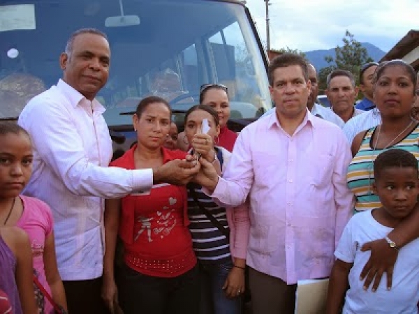 Gobierno entrega a estudiantes de la comunidad de Blanco minubus ofrecido en visita sorpresa por el presidente Danilo Medina. 