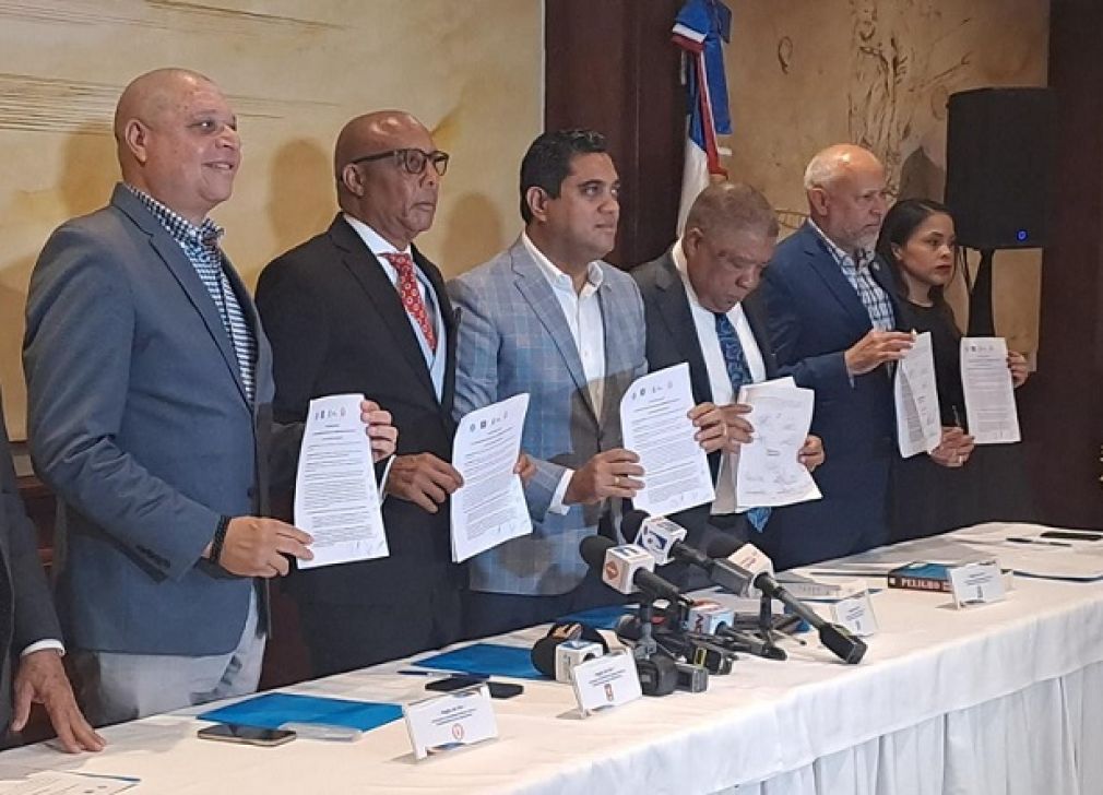 A la firma del acuerdo acudieron en calidad de testigos Fedomu, la Liga Municipal Dominicana (LMD), la Federación de Distritos Municipales (Fedodim), la Asociación Dominicana de Regidores (Asodore) y la Asociación Dominicana de Vocales (Adova). 