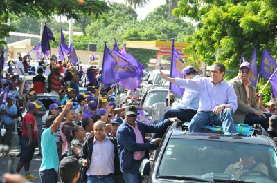 El precandidato presidencial por el Partido de la Liberación Dominicana Francisco Javier García saluda a sus simpatizantes en la caravana por varias provincias del Cibao Nordeste.