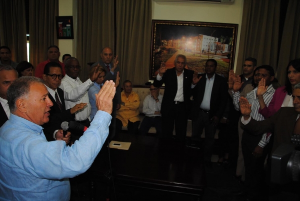Alcalde de Santiago resalta profesionalidad y capacidad de los funcionarios municipales