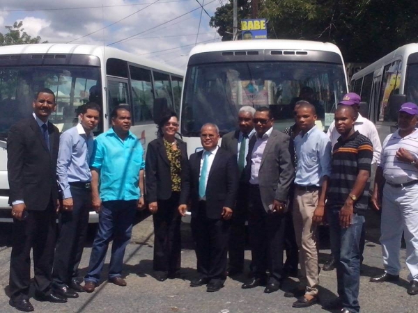 Entregan autobuses a estudiantes de Villa Altagracia