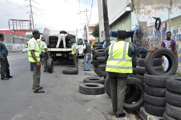 Momentos en que Amet y el Ayuntamiento del Distrito Nacional realizan un operativo de desalojo de tarantines y negocios en la intersección de las avenidas Nicolás de Ovando y Ortega y Gasset.