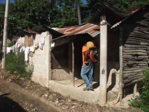 Obras Públicas acondiciona y fumiga la “Cañada de Agüita”, en Barahona