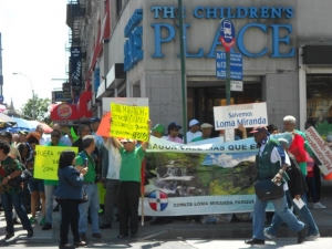 Dominicanos miestras protestan en el Alto Manhattan en contra de Falcondo a quienes acusan de provocar los incendios forestales en especial el de Loma Miranda.