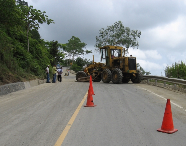 Obreros de Obras Públicas se despliegan para ejecutar la reparación del tramo carretero Jima-Casabito en Constanza.