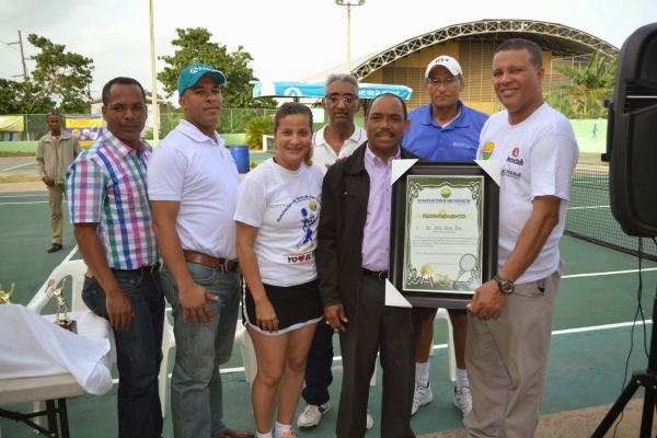 Inauguran II copa de tennis Ademi y reconocen gobernador San Cristóbal
