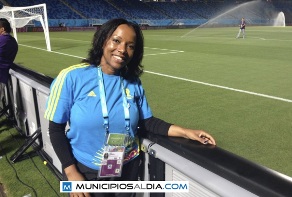 Eva Báez, dominicana voluntaria en la Copa Mundial de Fútbol 2014.