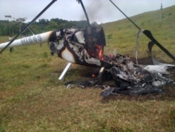 Estado en que quedó el helicóptero de la Policía Nacional al caer mientras hacía sus labores de inspección en la provincia Sánchez Ramirez.