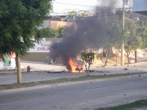 Estudiantes queman cañaverales y gomas en reclamo de terrenos para construir escuela