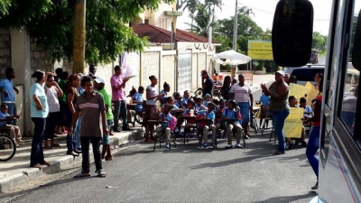 Estudiantes y sus padres bloquean carretera por varias horas en Punta Cana: 