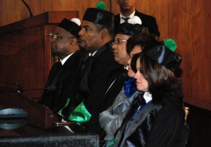 Defensor del púeblo exhibe nuevas vestimenta en el dia del poder judicial