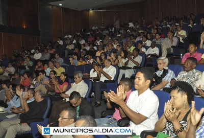 Parte del público que asistió al acto de lanzamiento del movimiento político por una vida digna CAMINA RD en el auditorio del Centro Cultural Narciso González, en el sector de Villa Juana de Santo Domingo.