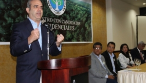 Luís Abinader aboga por marco jurídico para regular la industria forestal: 