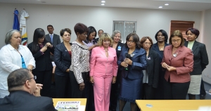 Comisiones de géneros de la Cámara de Diputados y del Ministerio de la Mujer, acompañadas por la magistrada Olga Diná, Fiscal titular de la provincia Santo Domingo y miembros del Consejo Directivo de FEDOMU.