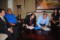 Alcalde de Santiago firma convenio con empresa para facilitarle empleos a los jóvenes 