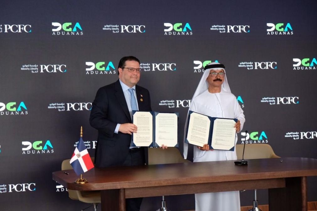 El convenio fue firmado en el marco de la feria Expo Dubái 2020 por el director general de Aduanas, Eduardo “Yayo” Sanz Lovatón, y el sultán Ahmed Bin Sulayem, en presencia de la vicepresidenta de la República Dominicana, Raquel Peña, y otros funcionarios.
