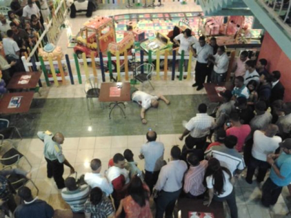 Vista del muerto en Bella Vista Mall en el área infantil.