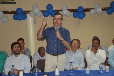 Luis Abinader se dirige a los participantes de la actividad política. 