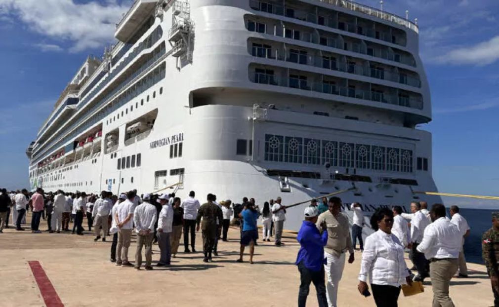 Este primer crucero en Port Cabo Rojo lleva por nombre “Pearl” y pertenece a Norwegian Cruise Line. El mismo zarpó desde Miami, Florida, en los Estados Unidos.
