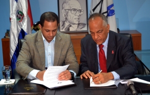Victor Terrero y Jorge Minaya, firman el convenio que busca reducir la incidencia del SIDA en el país