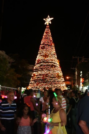Baní inicia patronales con encendido de árbol navideño 