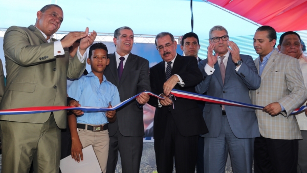 Presidente Danilo Medina inaugura escuela Azua 