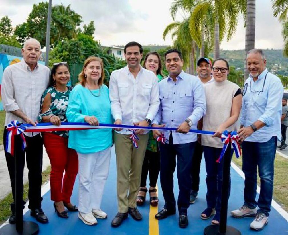 Roberto Ángel Salcedo y Kelvin Cruz entregaron en La Vega el Paseo de Los Colores, con más de 6 mil metros cuadrados de arte público, ubicado en el Parque Lineal del municipio.
