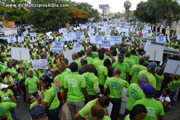 Miles de profesoras y profesores marcharon desde el Club Mauricio Báez hasta el Ministerio de Educación para exigir sus reclamos.