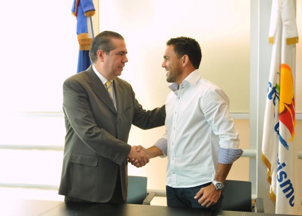 Francisco Javier García, ministro de Turismo y el tenista Víctor Manuel Estrella acuerdan patrocinio para la participación internacional del atleta hasta el año 2015.