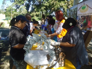 Organizaciones dominicanas donan ropa y comida a deambulantes en Puerto Rico