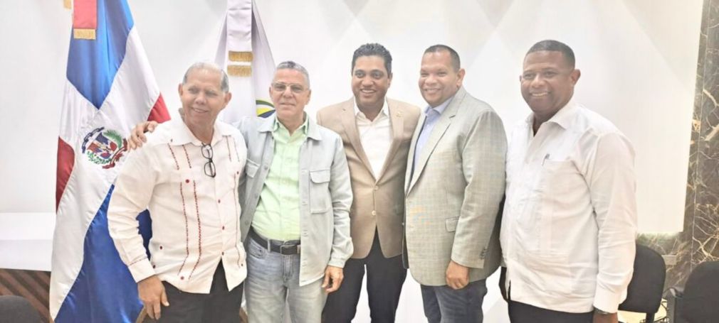 La reunión fue encabezada por el presidente de la Federación Dominicana de Municipios (Fedomu) y alcalde de La Vega, Kelvin Cruz.