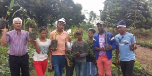 Jóvenes emprendedores siembra árboles en conmemoración del día de la Juventud
