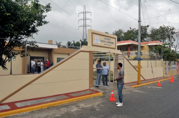 Vista frontal del multiuso inaugurado ayer por el alcalde del Ayuntamiento Santo Domingo Este, Juan de los Santos, en el barrio Corporania de El Almirante.