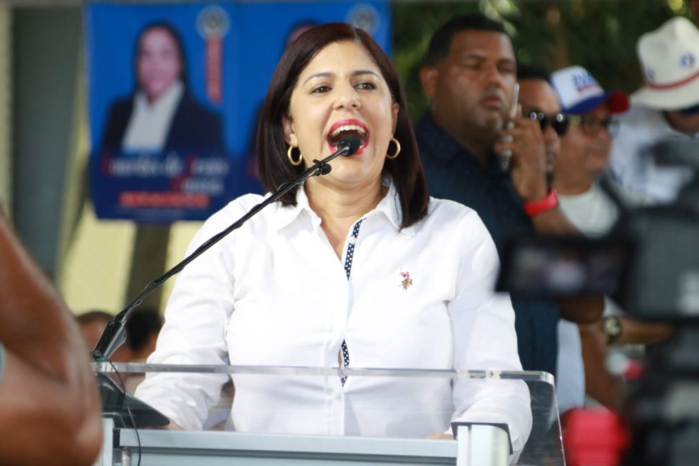 La foto muestra a la candidata a senadora por el PRM en Hermanas Mirabal, María Mercedes Ortiz, al momento de dirigirse a los presentes.