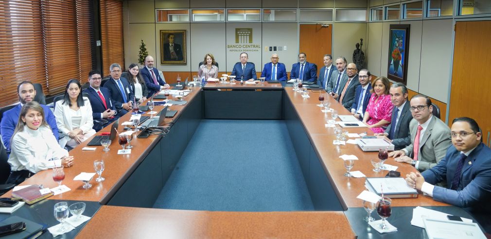 Durante la reunión con el staff técnico del FMI, el Gobernador Valdez Albizu destacó la reducción de la inflación al rango meta y la recuperación gradual de la economía luego de las medidas de estímulo monetario.
