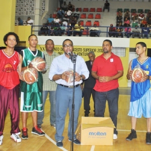 Político dona bolas y mallas a los equipos que participan en el Torneo de Baloncesto de Barahona