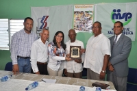 La ministra de Trabajo Maritza Hernández, recibe placa reconocimiento en Pedernales
