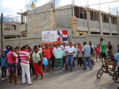 Realizan piquete en reclamo de construcción de escuela completa Barahona 