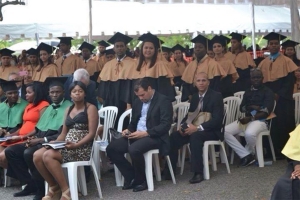Estudiantes de nacionalidad haitiana ocupan la primera fila, graduándose de la Facultad de Agronomía y Veterinaria en diferentes carreras.