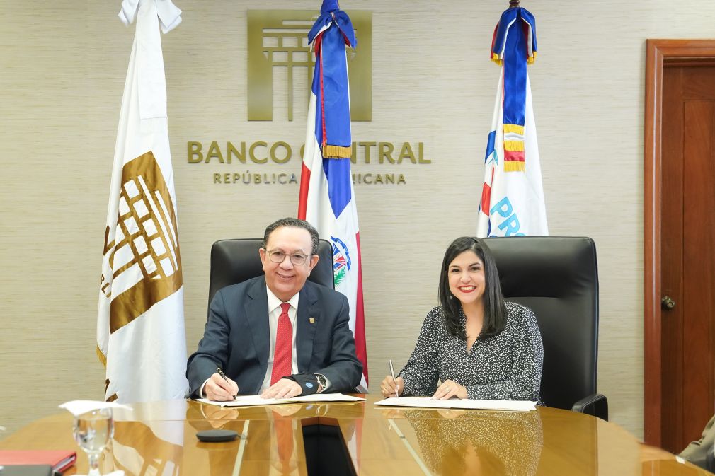 Héctor Valdez Albizu, gobernador del Banco Central y la directora ejecutiva de ProDominicana, Biviana Riveiro Disla.